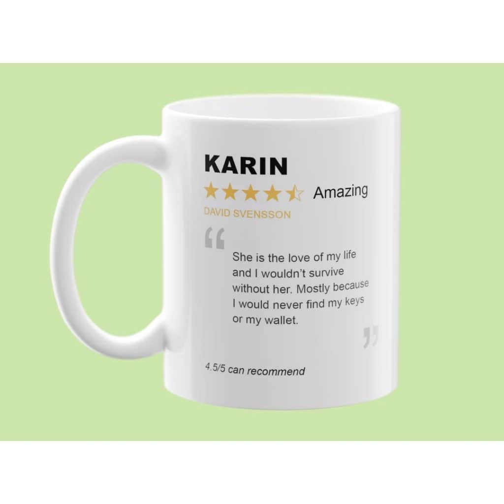 En vit mugg med personlig recension för en kvinna vid namn Karin, betygsatt av David Svensson med 4,5 stjärnor.