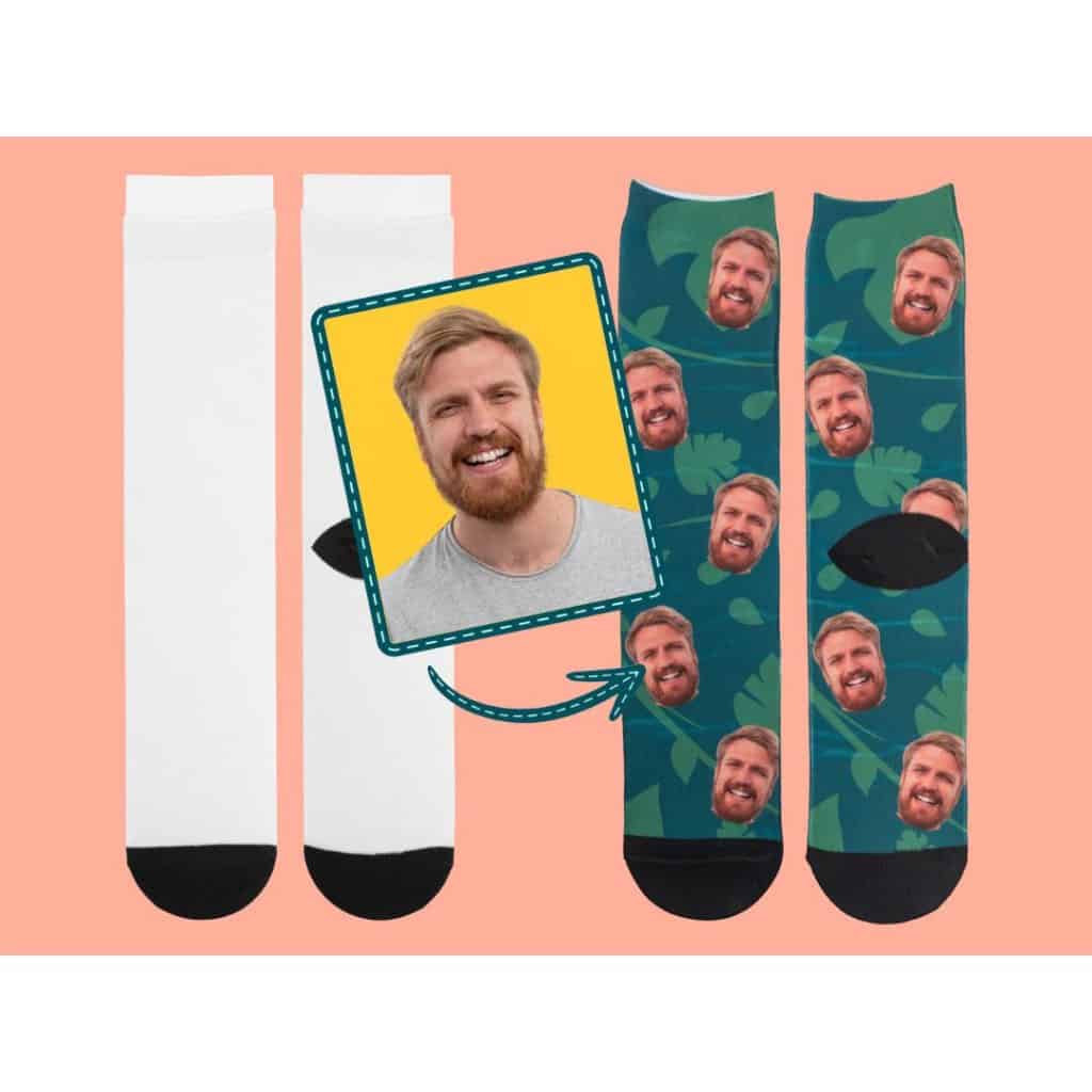 Ett par vita strumpor bredvid ett par med ansikten tryckta över hela ytan, samt ett foto på personen som används i designen.