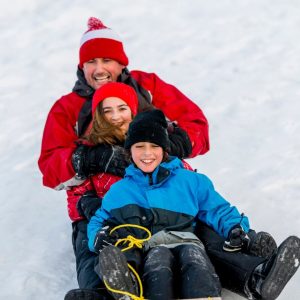 Familj på pulka i backen