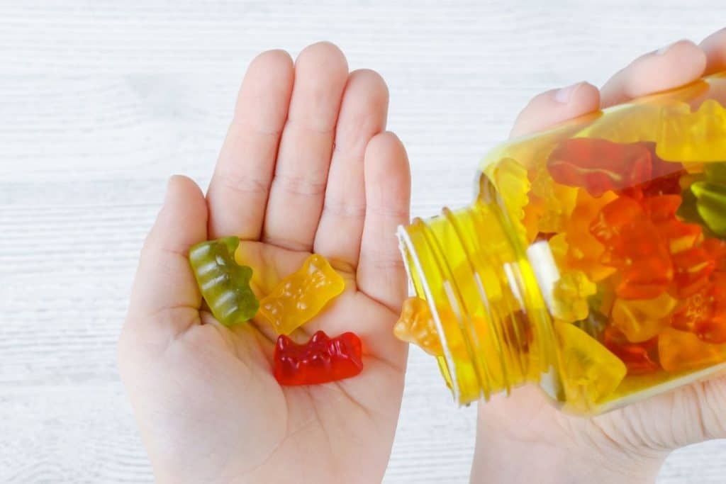Hand med fiskolja omega 3 för barn