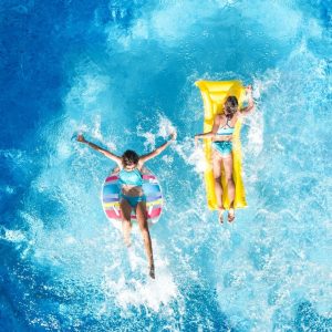 Flytande hängmatta och badmadrass i swimmingpool