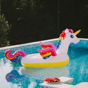 Uppblåsbar enhörning flytleksak i pool