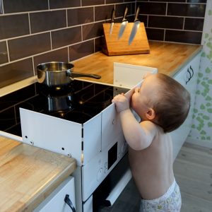 Barn står och håller i spis