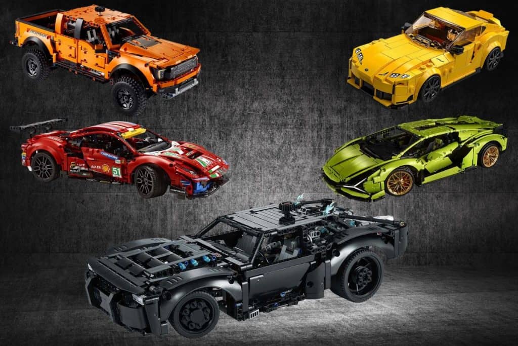 5 olika bilar från LEGO mot svart bakgrund