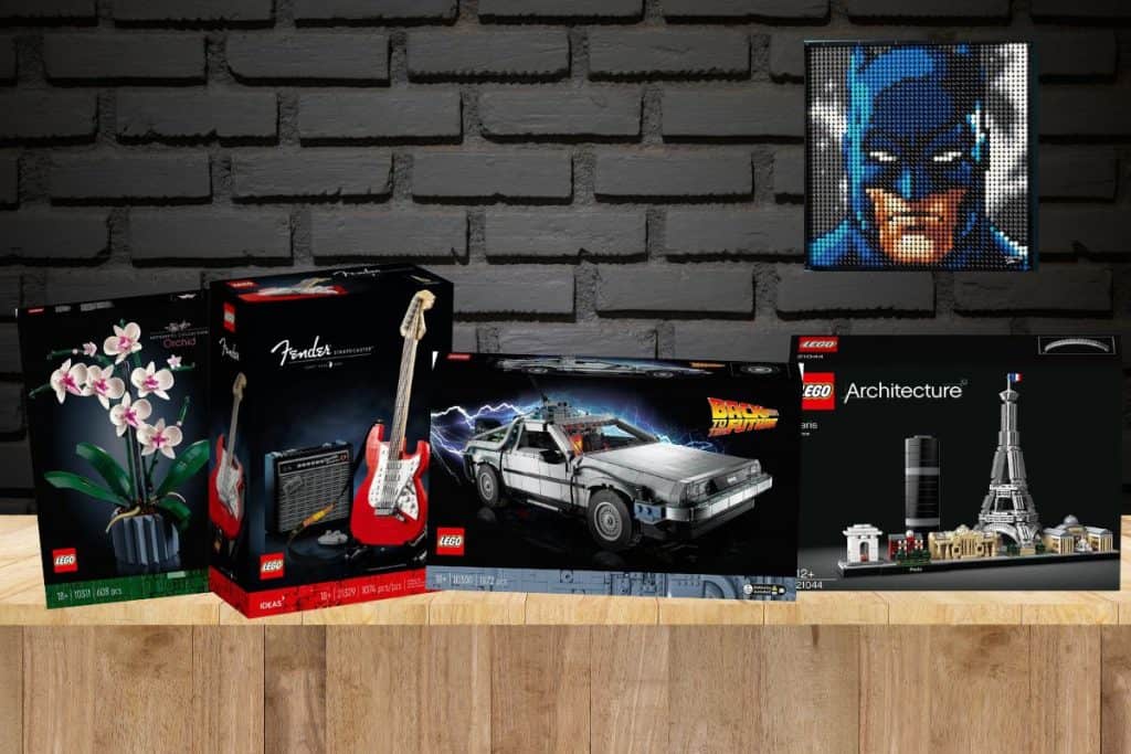 LEGO byggsatser för vuxna på display framför svart tegelvägg