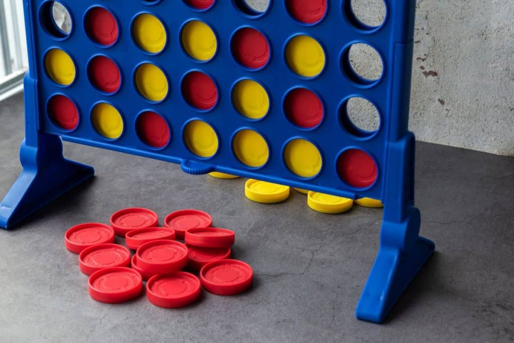 4 i rad spel klassisk i plast med gula och röda brickor