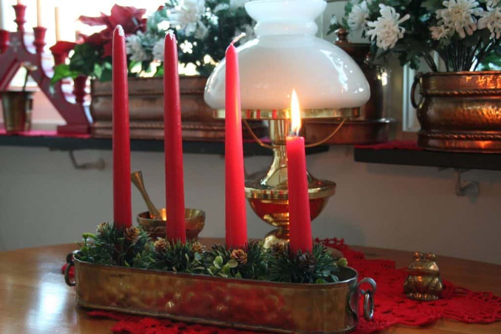 Klassisk svensk adventssljusstake med fyra röda ljus