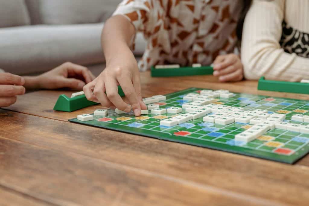 barn spelar Alfapet