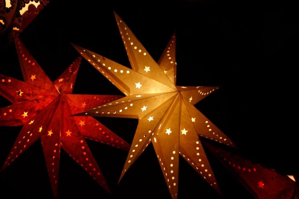 Gul och röd adventsstjärna mot svart bakgrund