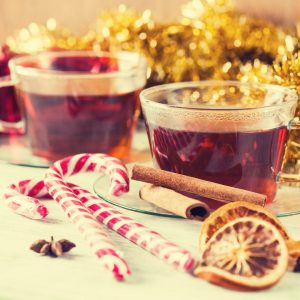 Koppar med té, julstämning med polkagrisar och kryddor runt om
