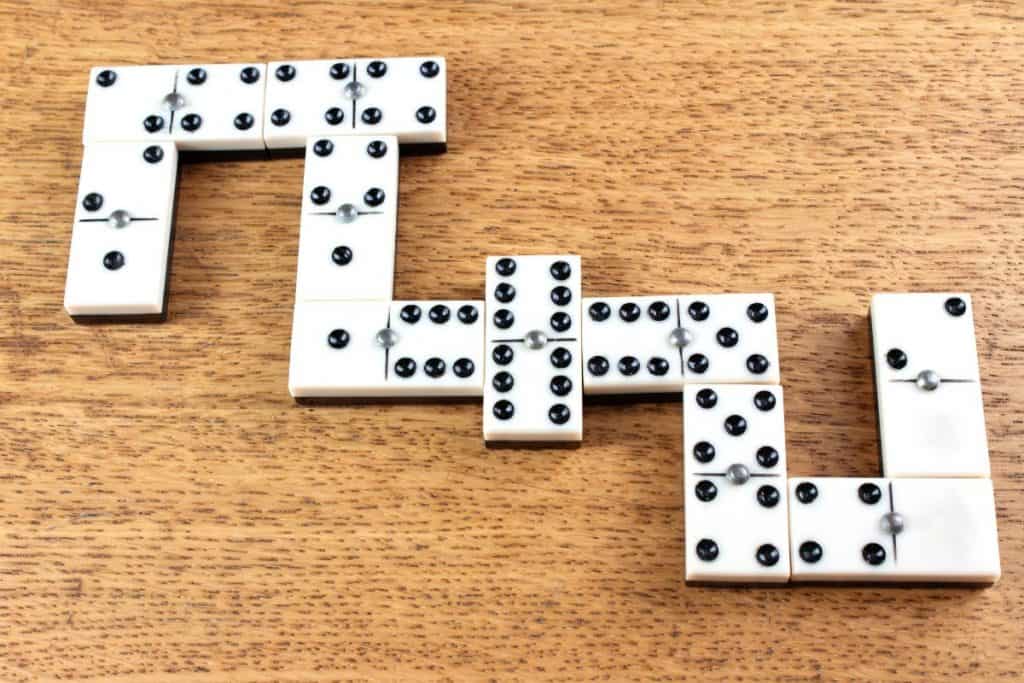 Domino spel vita brickor på träbord