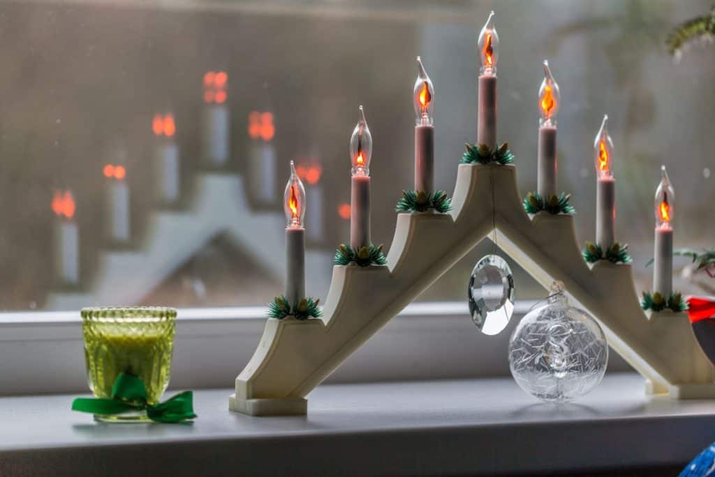 Elektrisk adventsljusstake i fönstret