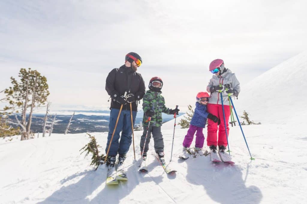 Familj i skidbacke 