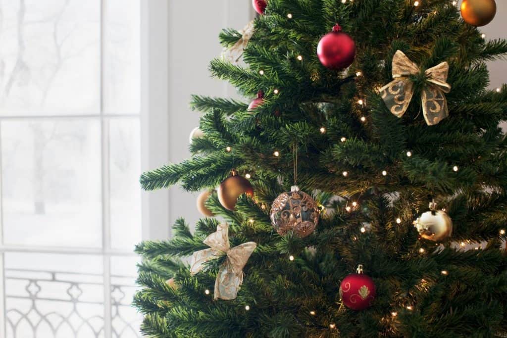 Julgran med pynt 