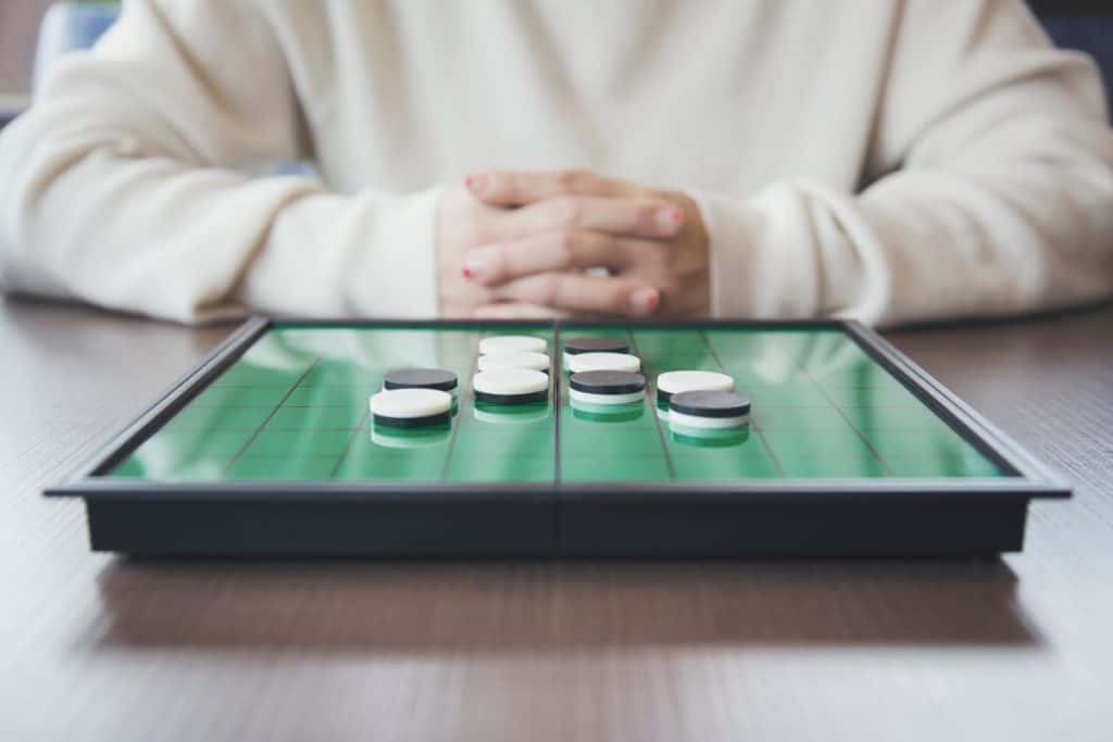 Othello bräde med svart och vita knappar
