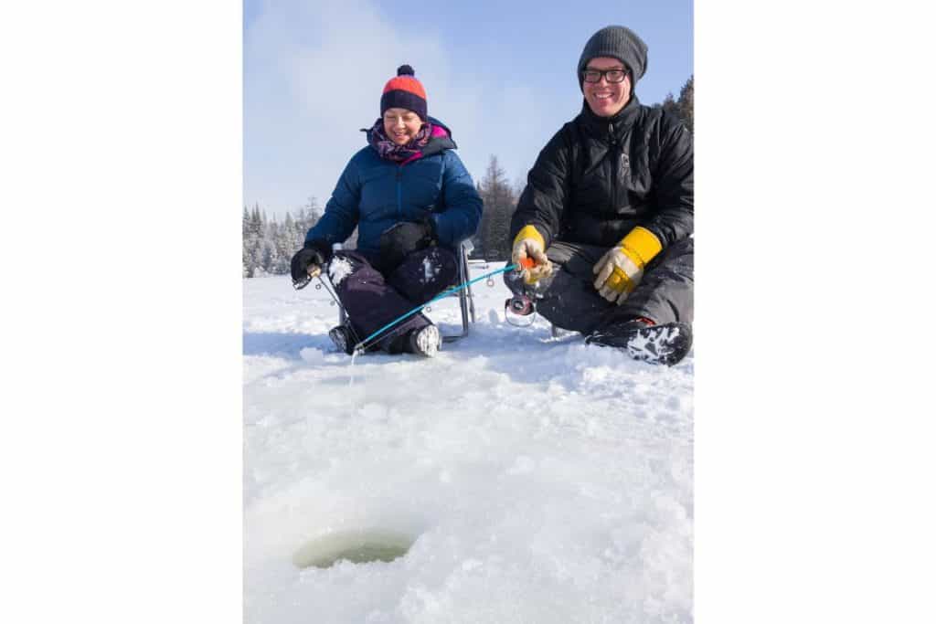 Två personer och ett hål i isen, pimpelfiske på gång
