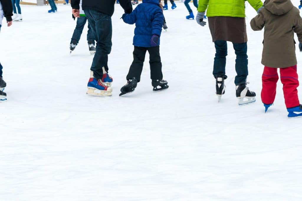 Familj åker skridskor
