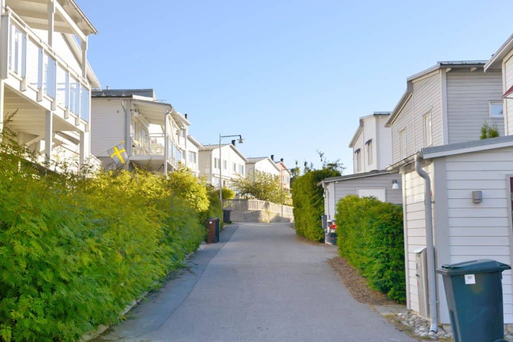 Gata i svenskt bostadsområde med vita hus