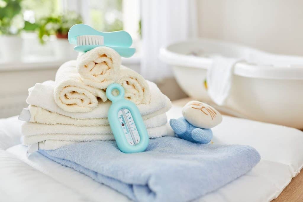 Badtermometer för baby, badbalja och handdukar