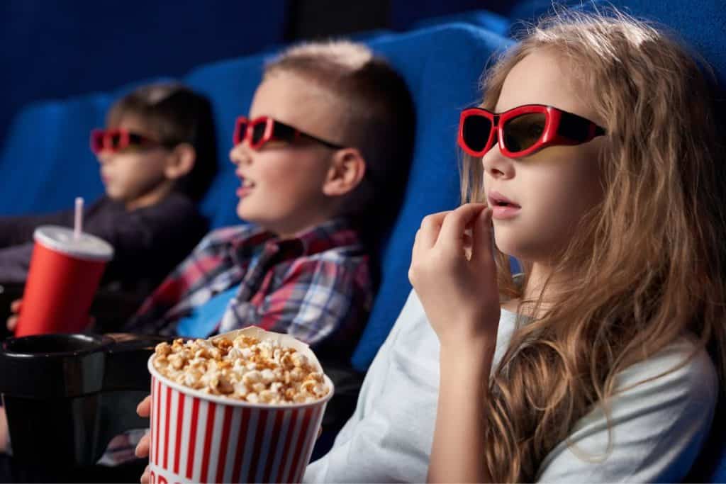 Barn på bio med popcorn och 3D-glasögon