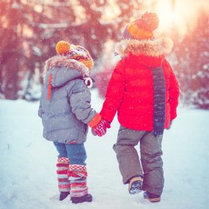 Två barn går utomhus på vintern