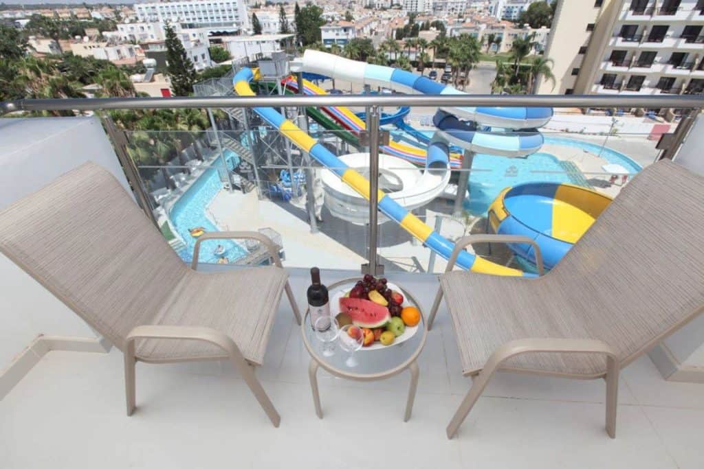 Anastasia Apartments Cypern balkong med utsikt över poolen