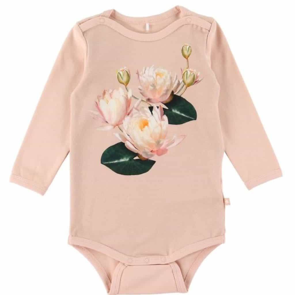 En långärmad baby body med vackert vattenliljemönster från Molo.